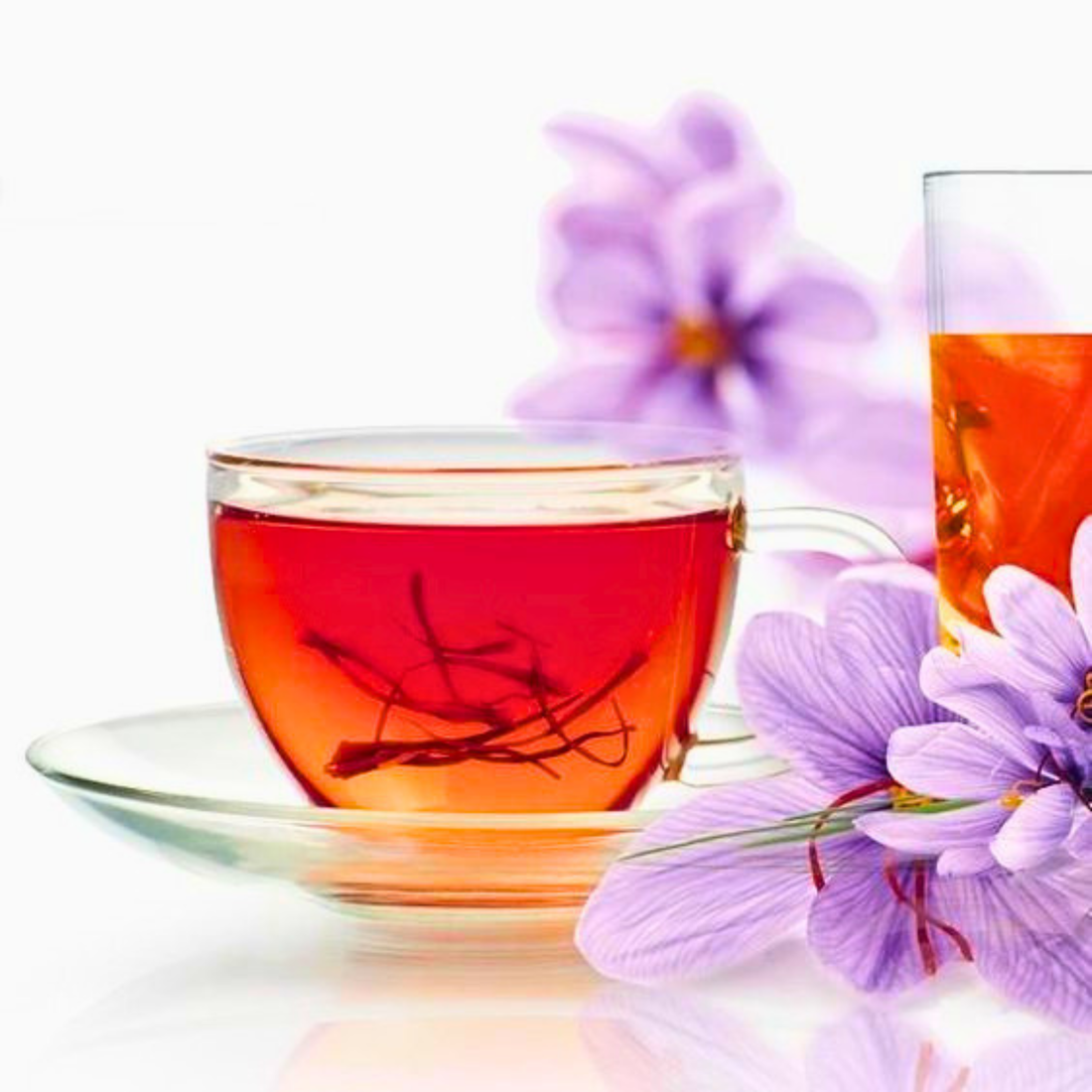 a bloomed glass of saffron with saffron flowers on the right 